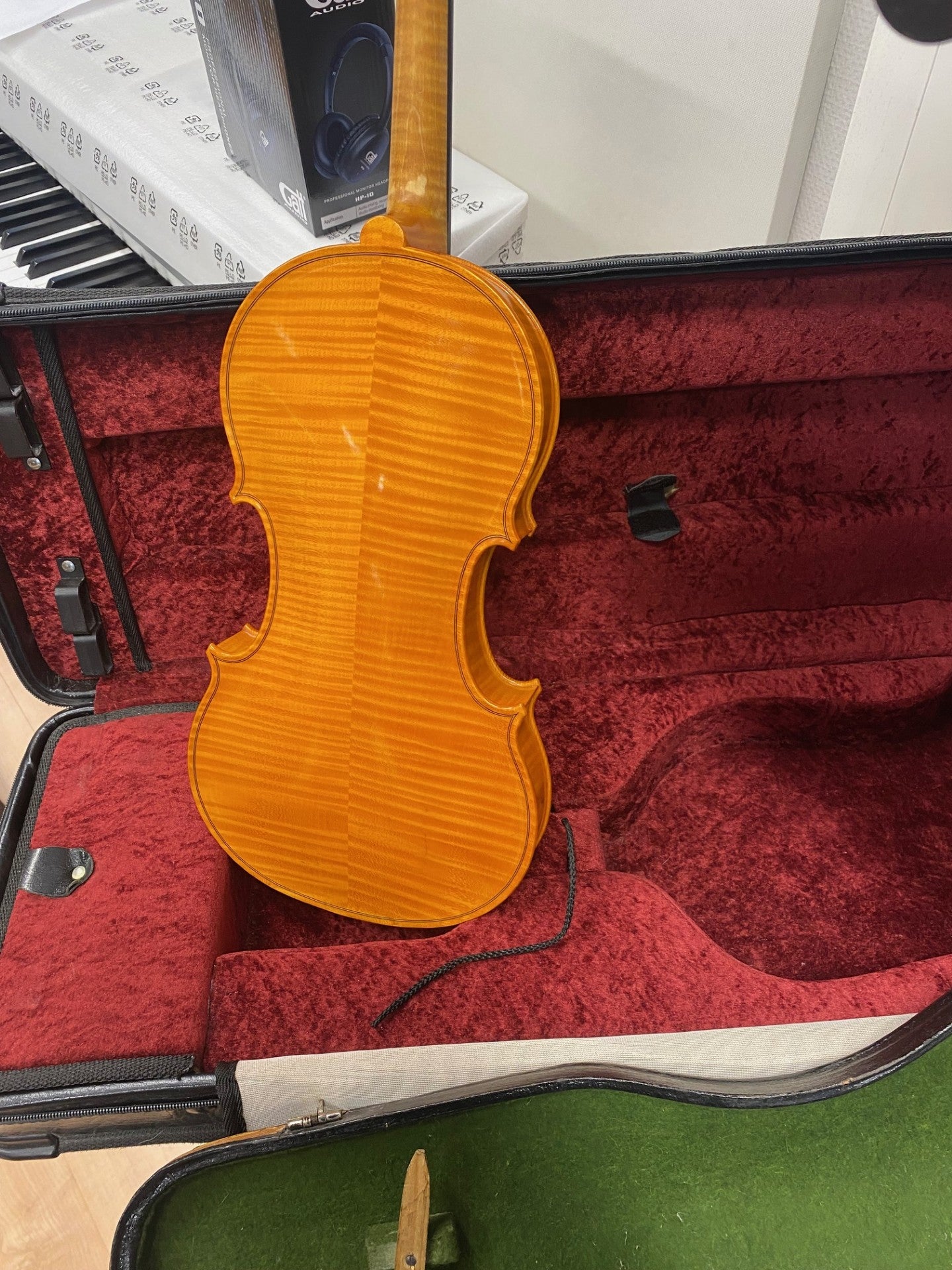 Käsintehty suomalainen 4/4 viulu nro 23