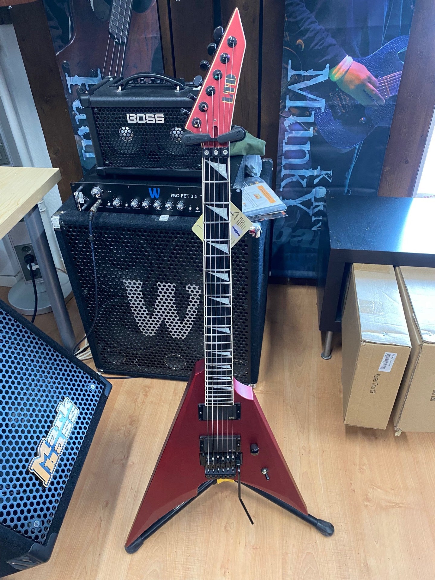 Käytetty ESP LTD Arrow-1000 Fluence Candy Red Satin