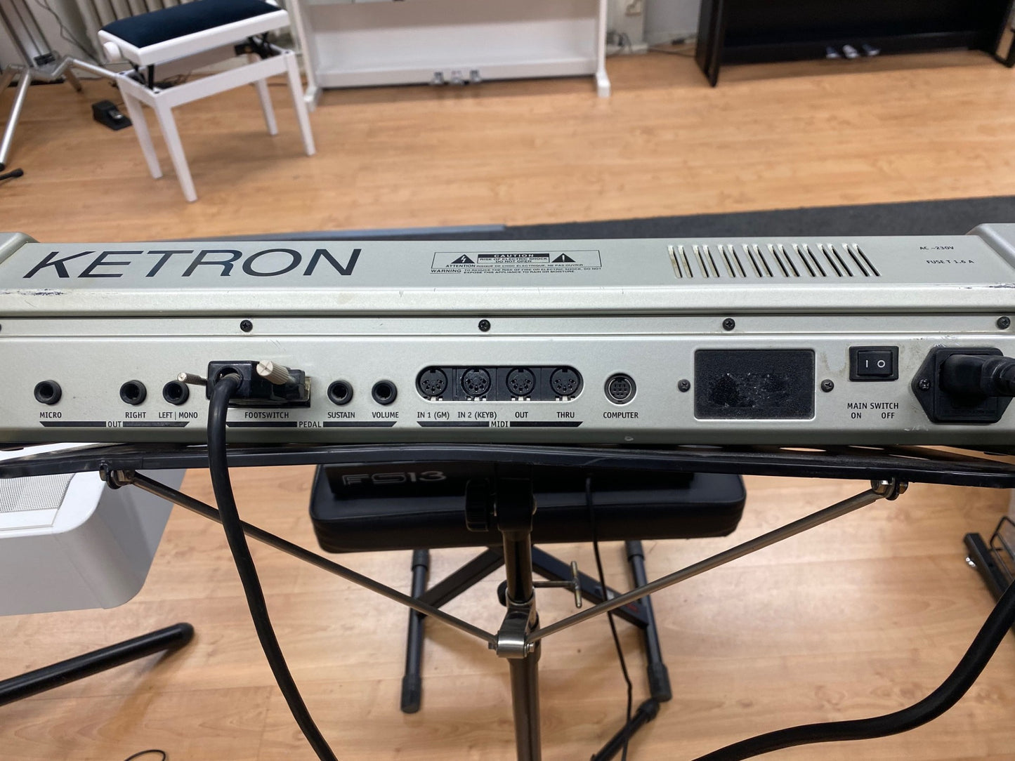 Ketron XD3 Sound Arranger omalla telineellä ja kuljetuslaukulla