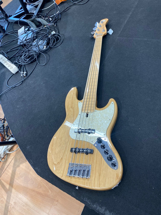 Käytetty Sire Marcus Miller V7 5 ST fretless (nauhaton basso)