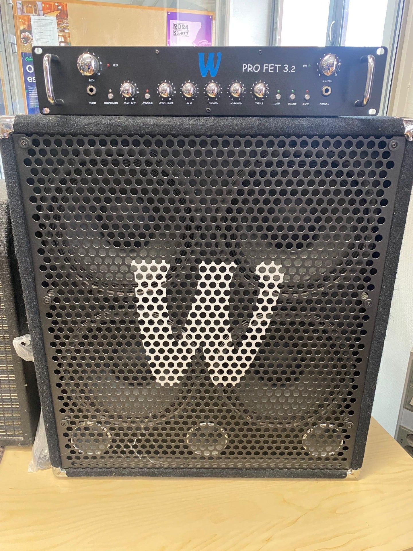 Warwick Pro Fet 3.2 ja WCA 410 bassnuppi ja kaappi