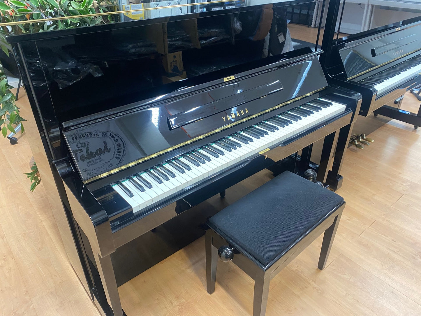 Käytetty Yamaha U1M musta kiiltävä