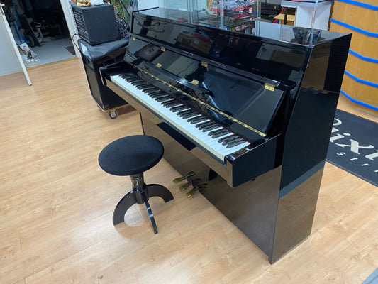 Yamaha C108 musta kiiltävä