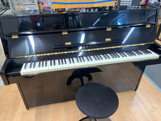 Yamaha C108 musta kiiltävä