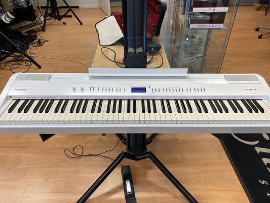 Roland FP-7 valkoinen
