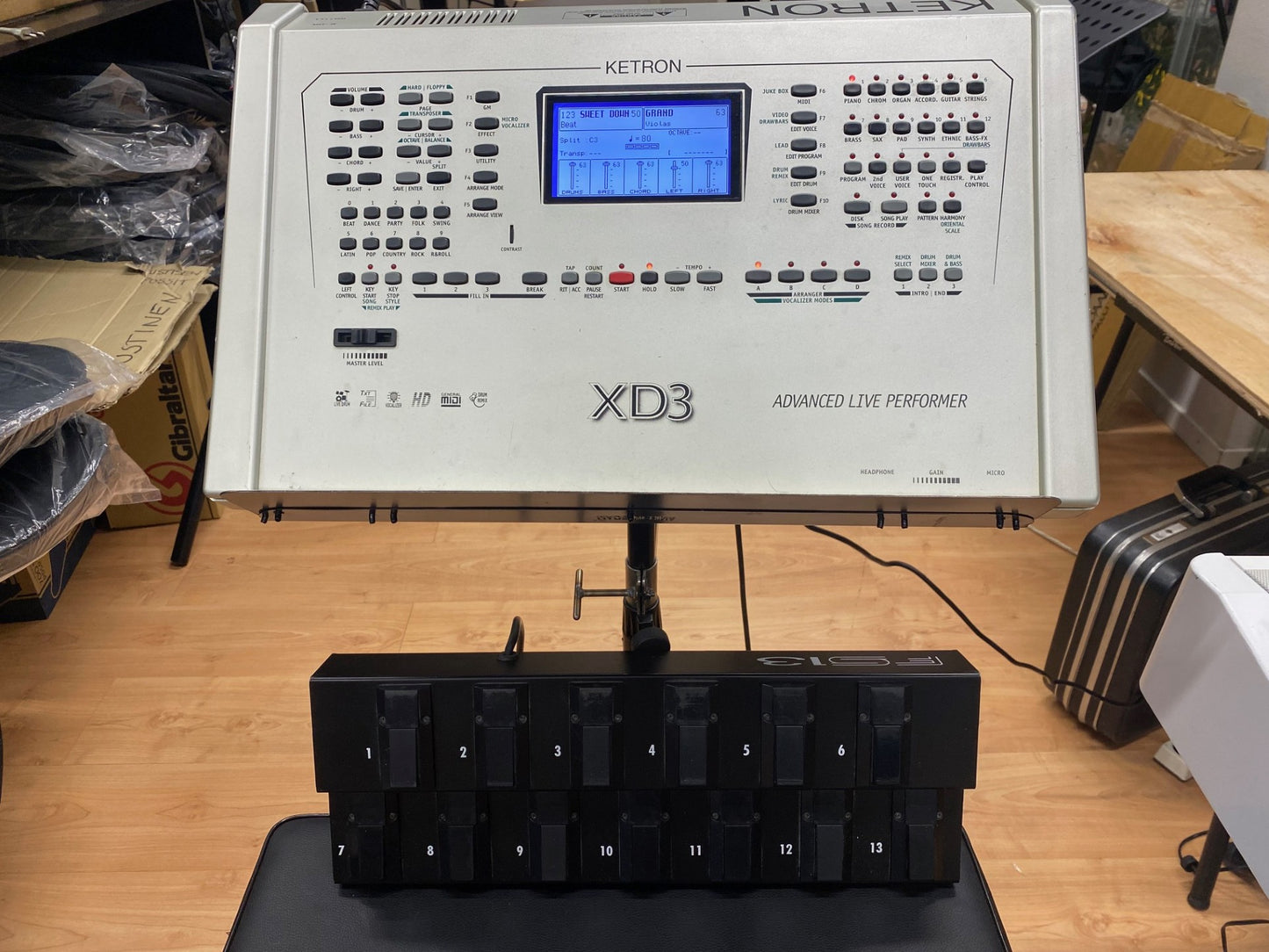 Ketron XD-3 sound arranger ja FS13 pedaaliohjain