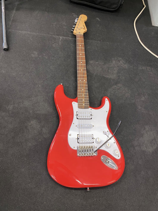 Squier by Fender Bullet Stratocaster tupla-Humbucker mikeillä