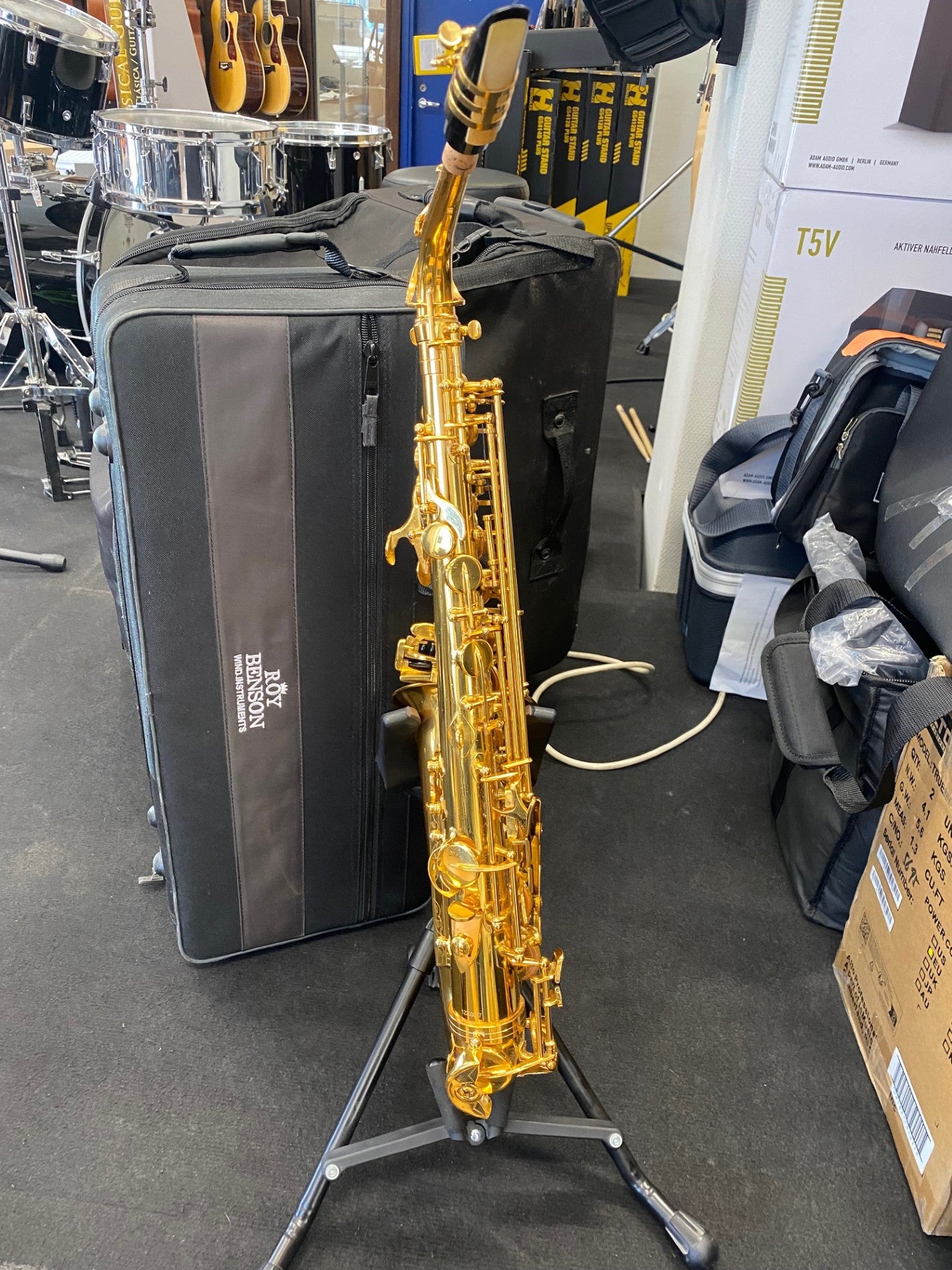 Roy Benson AS-302 alttosaksofoni ja kotelo