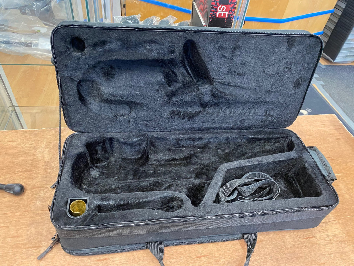 Roy Benson AS-302 alttosaksofoni ja kotelo