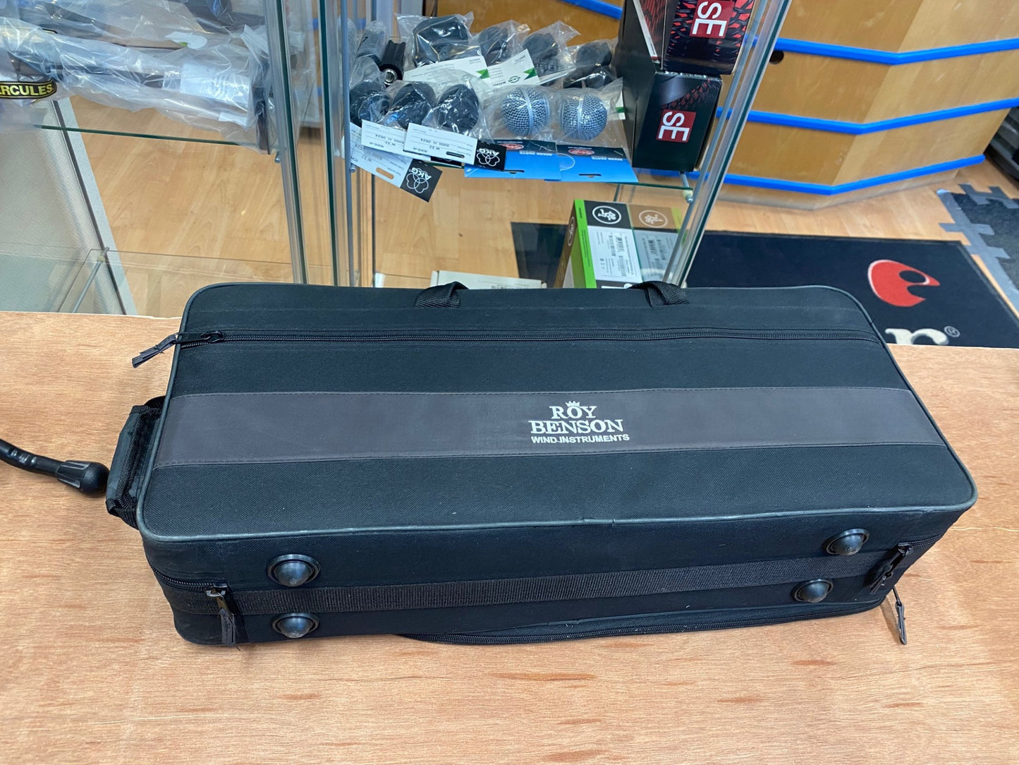 Roy Benson AS-302 alttosaksofoni ja kotelo