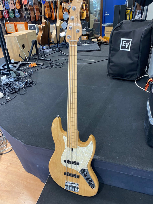 Käytetty Sire Marcus Miller V7 5 ST fretless (nauhaton basso)