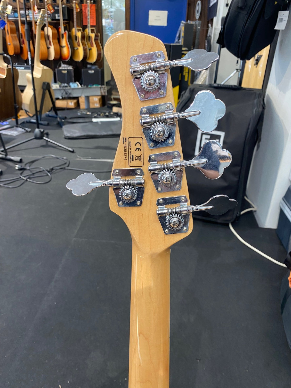 Käytetty Sire Marcus Miller V7 5 ST fretless (nauhaton basso)