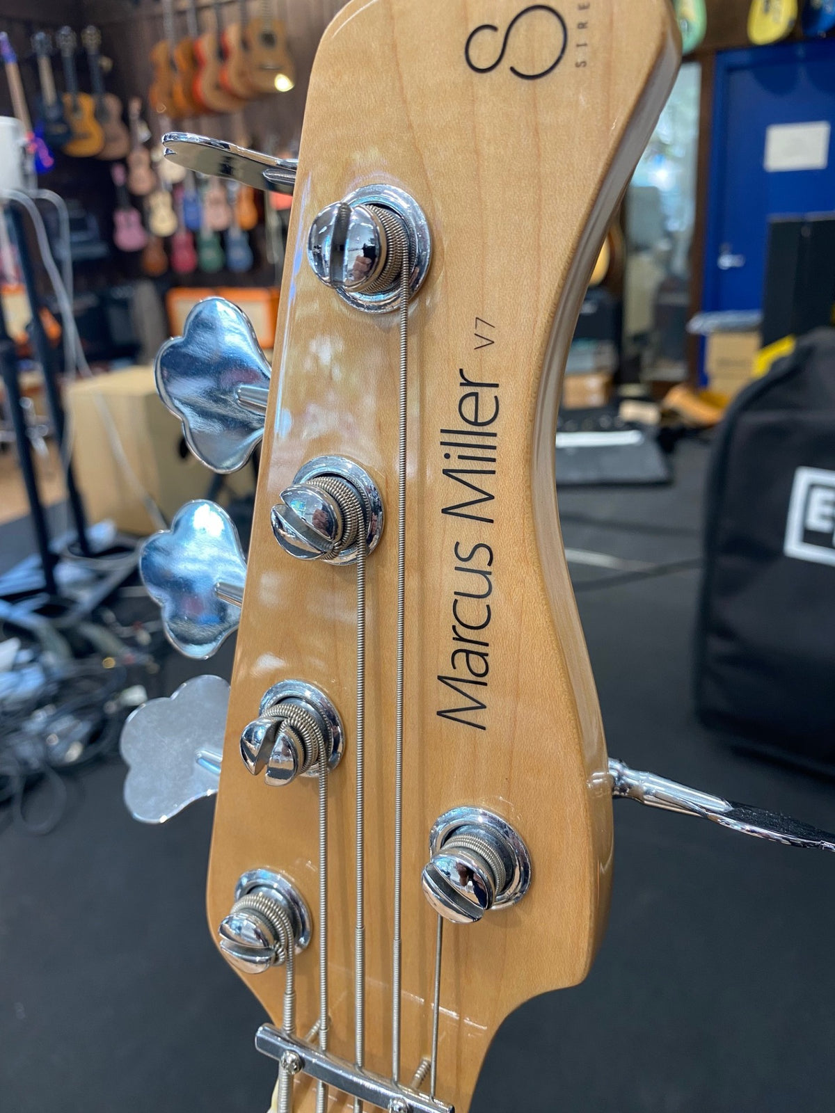 Käytetty Sire Marcus Miller V7 5 ST fretless (nauhaton basso)