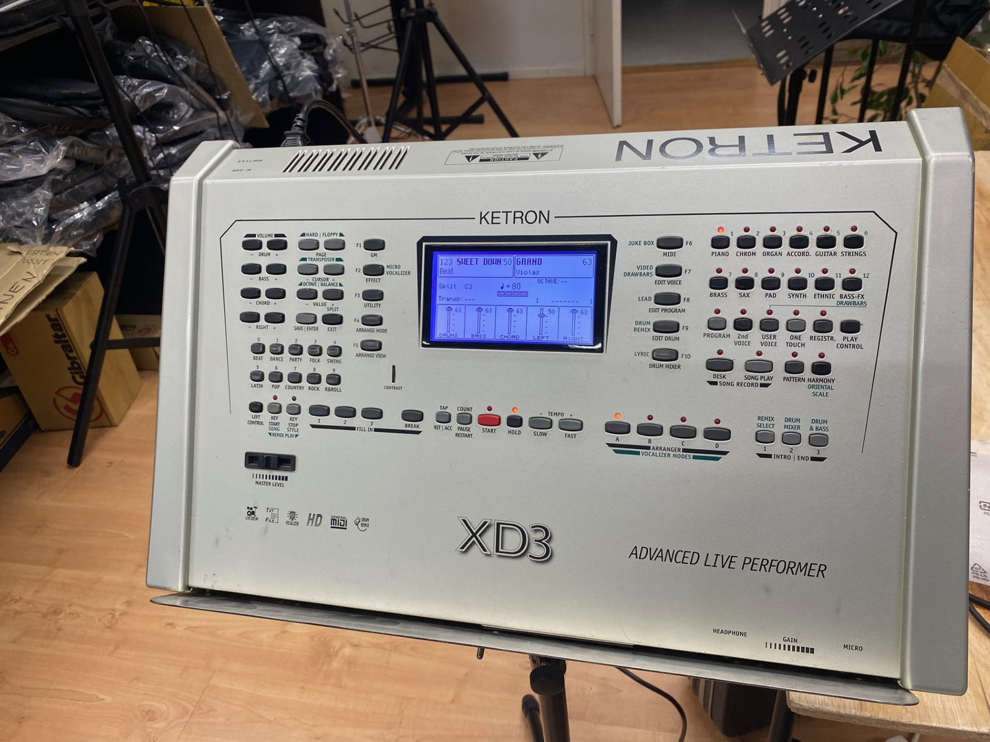 Ketron XD3 Sound Arranger omalla telineellä ja kuljetuslaukulla